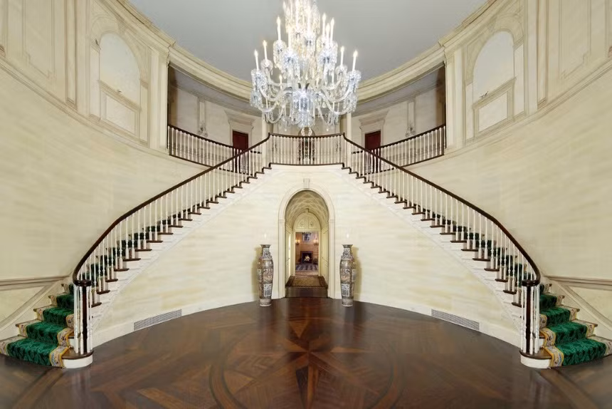 Tiền sảnh rộng nổi bật với chiếc đèn chùm tinh xảo và cầu thang đôi sang trọng.