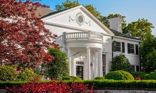 Bất động sản của ông Donald Trump tọa lạc trên một mảnh đất rộng hơn 2,3 ha, hiện được rao bán với giá 32 triệu USD.