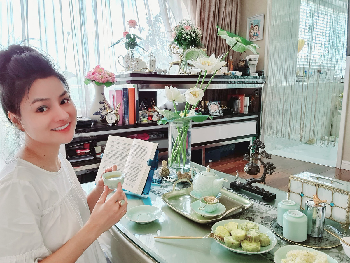 Phòng làm việc của cựu siêu mẫu có cửa sổ lớn, có thể ngắm nhìn toàn cảnh khu vườn, dòng sông và một phần thành phố.