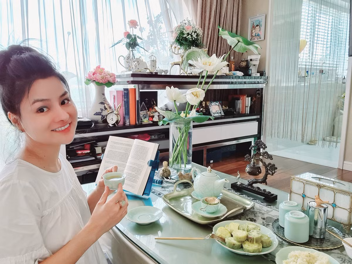 Phòng làm việc của cựu siêu mẫu có cửa sổ lớn, có thể ngắm nhìn toàn cảnh khu vườn, dòng sông và một phần thành phố.