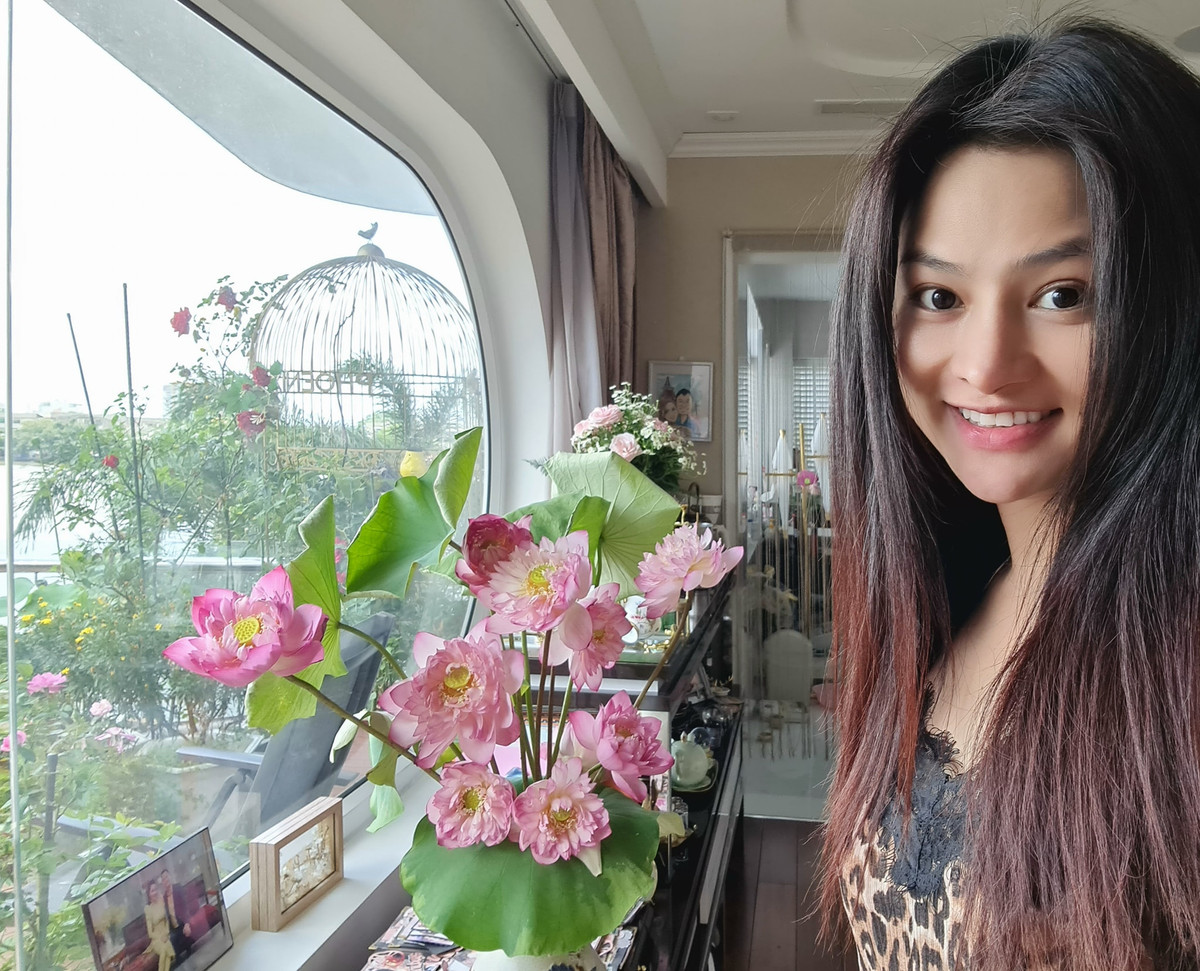 Bình sen mang sắc hồng vào trong ngôi nhà.