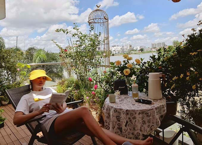 Mùa dịch, Vũ Thu Phương thường làm việc, đọc sách và nghỉ ngơi trên ban công rộng khoảng 20m2. Vì mê hoa, cựu siêu mẫu trồng đủ loại hồng, cúc...