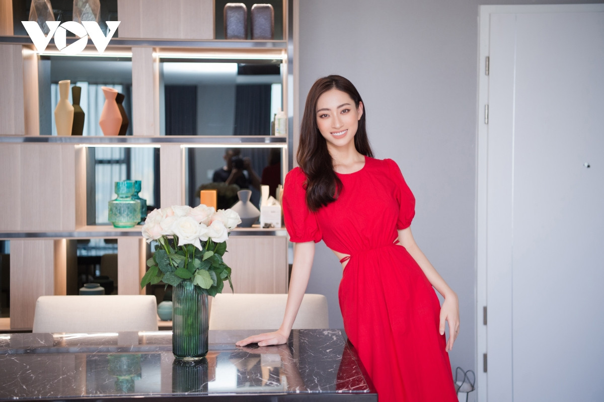 Mới đây, Hoa hậu Lương Thùy Linh khiến công chúng không khỏi ngưỡng mộ khi tậu nhà mới, chính thức trở thành cái tên tiếp theo được xếp vào danh sách những cô nàng xinh đẹp mua nhà trước tuổi 30. Ảnh: VOV.