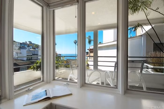 Ngôi nhà trang trí đơn giản, có nhiều cửa sổ lớn hướng ra biển.