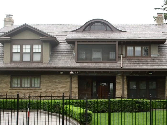 Ngôi nhà rộng 610m2, có 5 phòng ngủ và 2 phòng tắm.