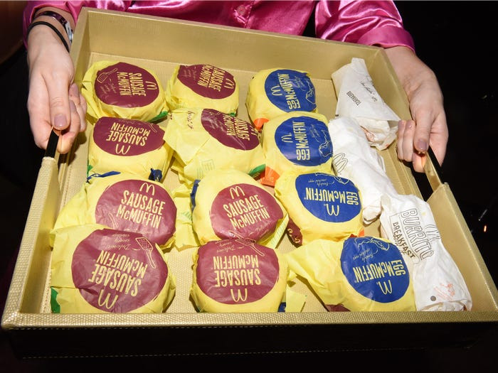 Ông thường bắt đầu một ngày mới với một suất ăn tại cửa hàng ăn nhanh McDonald's với giá không quá 3,17 USD. Nguồn ảnh: Business Insider