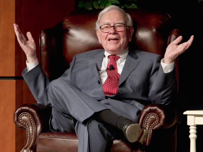 Buffett cũng không yêu thích những bộ đồ hàng hiệu. Ông chỉ chỉ mặc vest và sở hữu khoảng 20 bộ vest được sản xuất tại Trung Quốc của nhà thiết kế Madame Li.