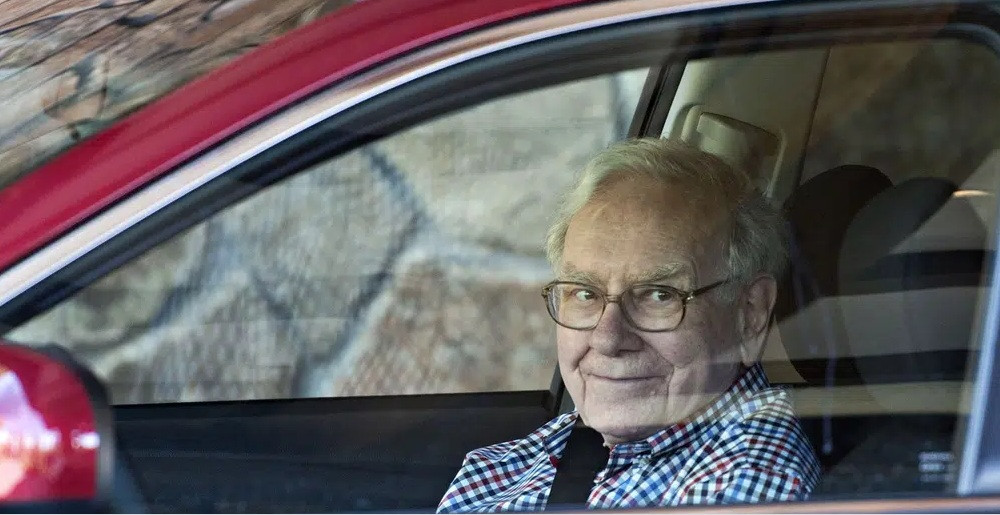 Trong khi nhiều giám đốc điều hành, tỷ phú sở hữu những chiếc xe triệu USD, Warren Buffett lái chiếc xe khiêm tốn hơn nhiều. Ông từng lái chiếc Cadillac DTS đời 2006.