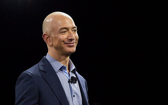 Với khối tài sản 185 tỷ USD, CEO Amazon Jeff Bezos đã lùi xuống vị trí thứ hai trong danh sách người giàu nhất hành tinh. Trước đó, Bezos nắm giữ ngôi vị giàu nhất thế giới kể từ tháng 10/2017.