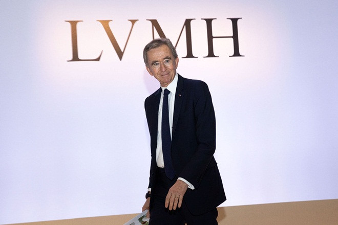 Bernard Arnault (116 tỷ USD) là chủ tịch và giám đốc điều hành của LVMH, công ty hàng xa xỉ lớn nhất thế giới. Tập đoàn LVMH sở hữu 70 thương hiệu cao cấp cùng khoảng 4.000 nhà bán lẻ, hoạt động trong 6 lĩnh vực nổi bật.