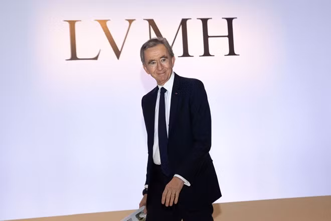 Bernard Arnault (116 tỷ USD) là chủ tịch và giám đốc điều hành của LVMH, công ty hàng xa xỉ lớn nhất thế giới. Tập đoàn LVMH sở hữu 70 thương hiệu cao cấp cùng khoảng 4.000 nhà bán lẻ, hoạt động trong 6 lĩnh vực nổi bật.