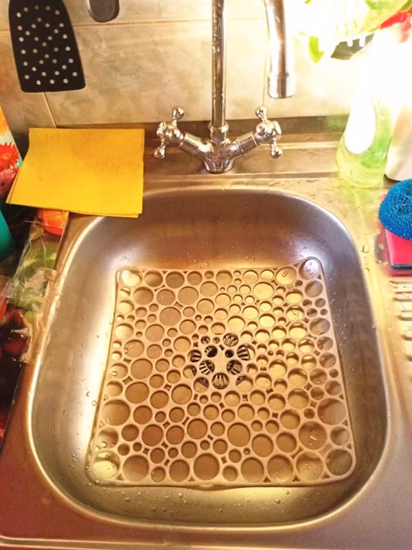 Bồn rửa bằng inox là nội thất phổ biến ở nhiều gia đình. Một số gia chủ còn mua thêm thảm lót nhựa để bồn rửa bát không bị trầy xước, giảm tiếng ồn và bảo vệ bát đĩa không bị sứt mẻ.