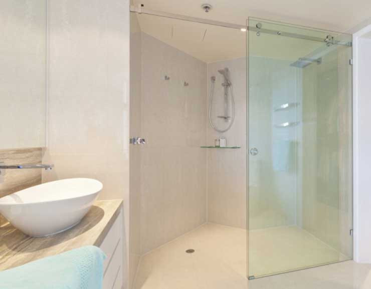 Chuyên gia thiết kế nội thất khuyên mọi người thay thế những tấm rèm này bằng cách lắp kính để gọn gàng và sang trọng hơn.