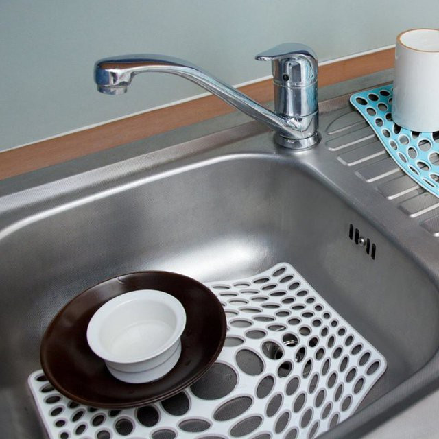 Tuy nhiên, các chuyên gia khuyên mọi người nên lựa chọn những chiếc bồn rửa bằng đá nhân tạo hoặc đá tự nhiên ít bị hư hại và trông thẩm mỹ hơn.