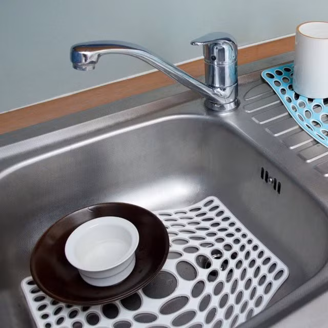 Tuy nhiên, các chuyên gia khuyên mọi người nên lựa chọn những chiếc bồn rửa bằng đá nhân tạo hoặc đá tự nhiên ít bị hư hại và trông thẩm mỹ hơn.