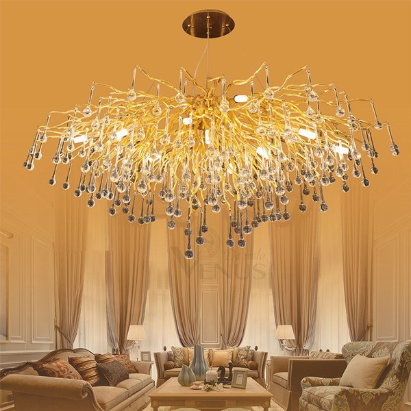 Đèn chùm, đèn treo tường dễ bị lỗi thời và ánh sáng mờ có thể phá hỏng nội thất của căn phòng. Hãy lựa chọn thiết bị chiếu sáng hợp thời trang và ánh sáng phù hợp để mờ rộng gian phòng.