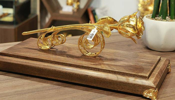 Dịp 8/3 năm nay, một đại gia Hải Phòng đã đặt bông hồng đúc từ vàng 24K nguyên khối, trị giá 330 triệu đồng để tặng người phụ nữ mình yêu thương. Ảnh: Đời sống pháp luật.