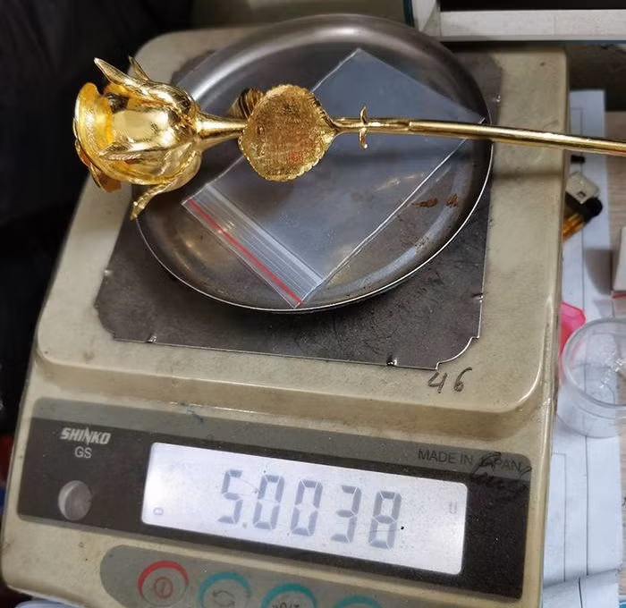 Để hoàn thiện bông bồng này, doanh nghiệp đã sử dụng đến 5 cây vàng 24k. Ảnh: Đời sống pháp luật.