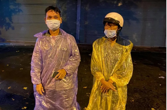 Chi cam 90 ngan, 2 anh em vuot gan 300km ve chiu tang cha