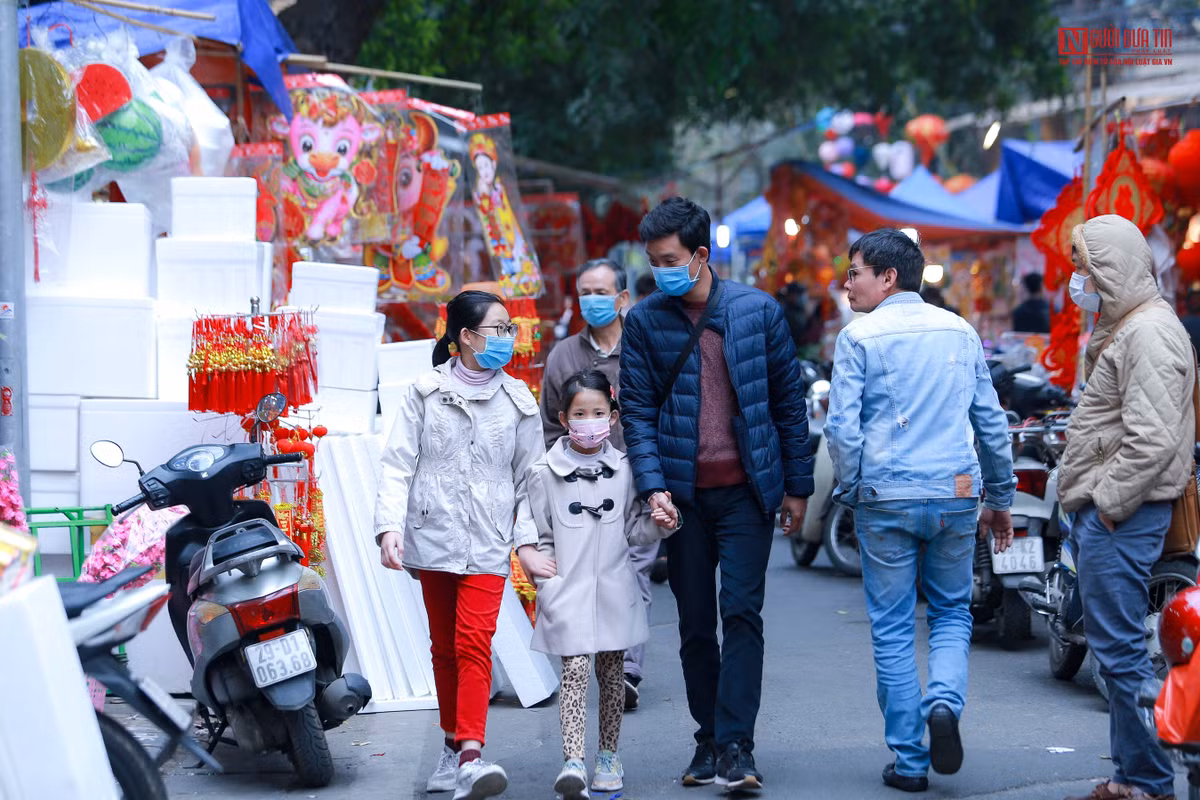 Trước tình hình diễn biến phức tạp của dịch bệnh, người dân đã tuân thủ nghiêm ngặt việc đeo khẩu trang ở nơi công cộng.