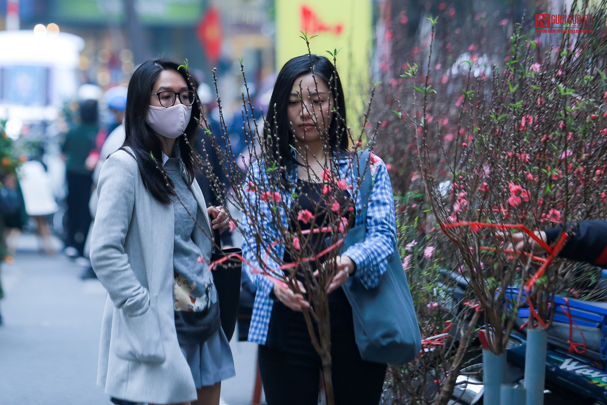 Tiểu thương ngồi chơi điện thoại vì quá ế ẩm.