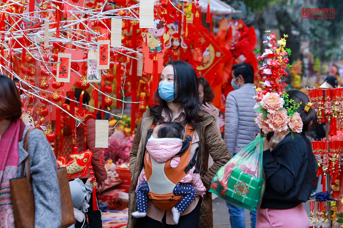 Tại không gian phố đi bộ Hoàn Kiếm cũng trở nên vắng vẻ như những ngày đầu dịch bùng phát ở Hà Nội.