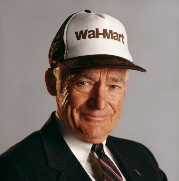 Câu chuyện về Walmart bắt nguồn từ người sáng lập Sam Walton. Ông sinh ra tại một thị trấn nhỏ ở Oklahoma (Mỹ) vào năm 1918. Năm 1943, Sam kết hôn với Helen. Khi mới bắt đầu sự nghiệp, họ mở một cửa hàng tạp hóa ở Newport, Arkansas.