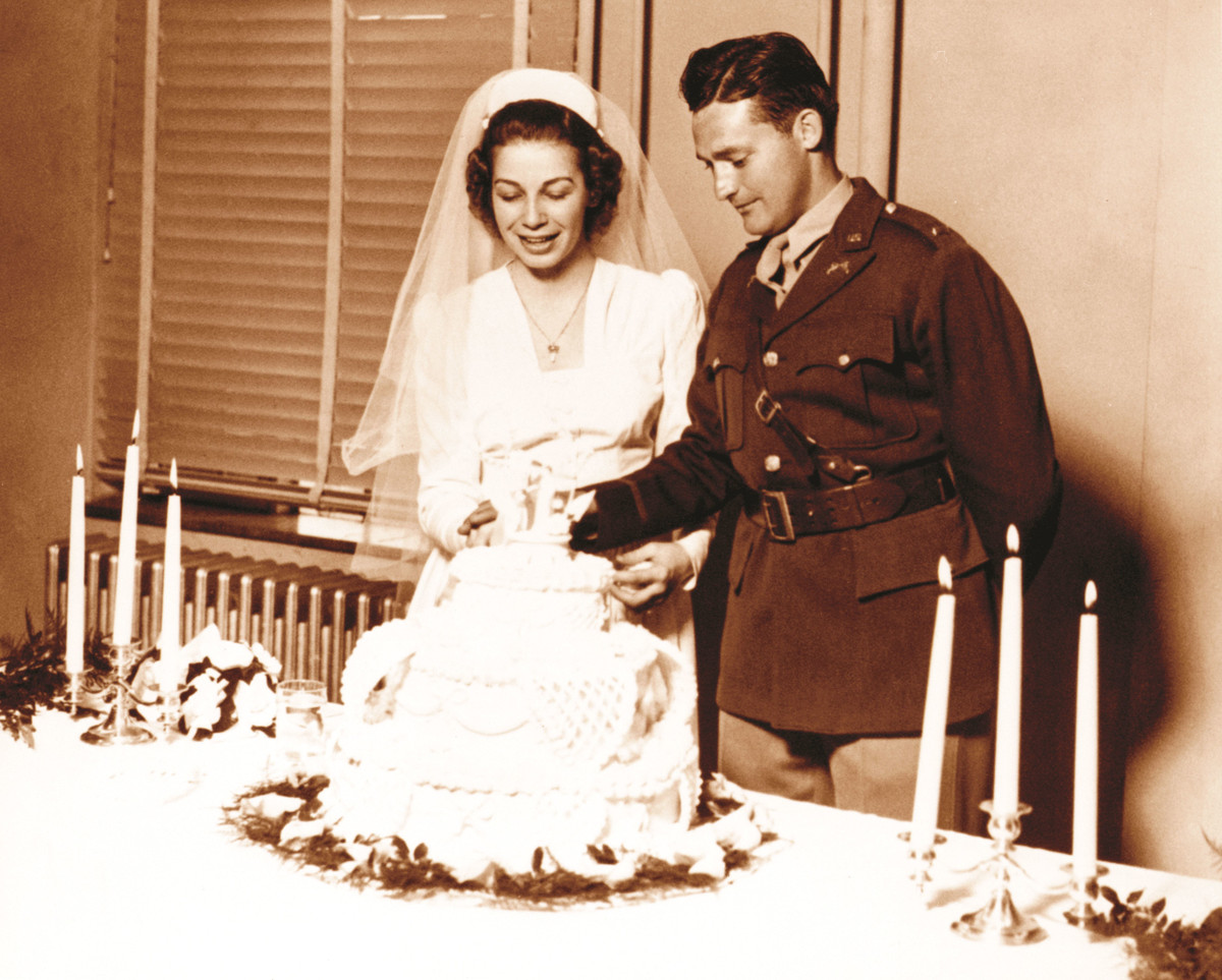 Hai người luôn hòa thuận và là cặp vợ chồng điển hình ở một thị trấn nhỏ. Sam và vợ sống rất giản dị nhưng lại có những yêu cầu khắt khe đối với con cái.