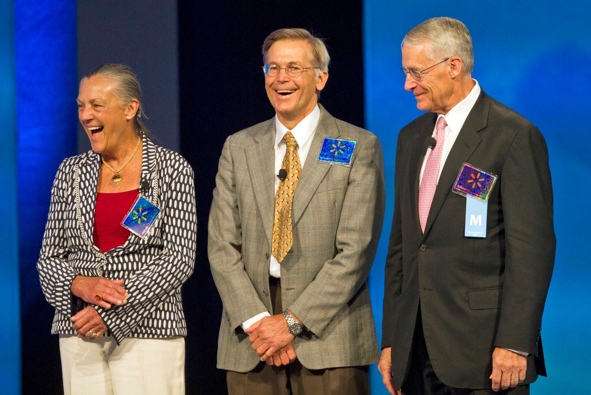 Robertson đã đảm nhiệm vai trò Phó chủ tịch, cố vấn pháp lý và các vị trí khác bên cạnh cha mình nhưng anh không phải là một nhà lãnh đạo giỏi tương tác với nhân viên. Do đó, Sam đã thiết lập chính sách quản lý doanh nghiệp trước khi qua đời