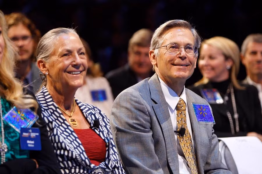 Gia đình Walton nắm giữ 48% cổ phần của Walmart, chuỗi bán lẻ lớn nhất thế giới. Theo Bloomberg, tài sản của gia đình Walmart còn vượt cả gia tộc Hermes (111,6 tỷ USD), hoàng gia Shate A Labo Al Saud (100 tỷ USD).