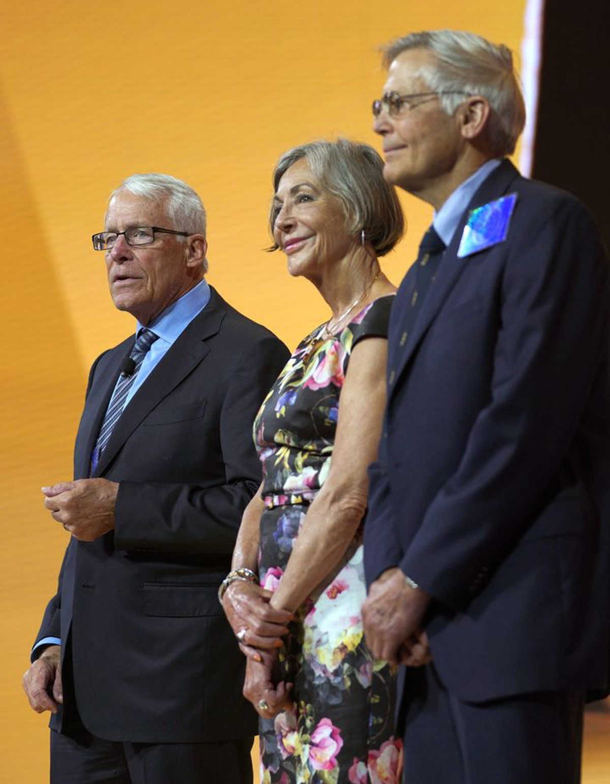 Theo Bloomberg, gia đình Walton - sở hữu tập đoàn bán lẻ Walmart lớn nhất nước Mỹ đang dẫn đầu trong danh sách những gia tộc giàu nhất thế giới khi nắm giữ tổng tài sản ước tính hơn 238 tỷ USD.