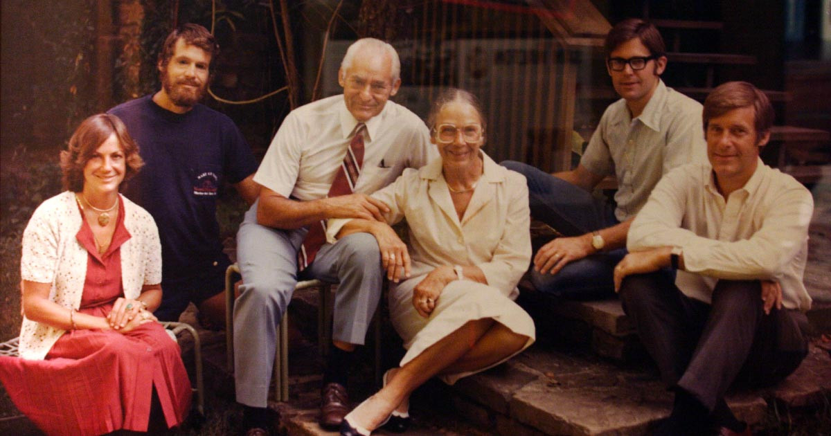 Bốn người con của Sam đều thừa hưởng những đặc điểm của cha mẹ như học giỏi, năng động nhưng họ lại không quan tâm đến hoạt động đặc thù của ngành bán lẻ. Ngoại trừ cậu con trai cả Robertson, 3 người con còn lại hầu như chưa bao giờ hỏi về chuyện của Walmart.