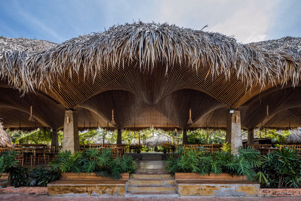 Nằm trên vựa dừa Bến Tre, Quê Dừa gồm một nhà hàng chính và 8 căn lều riêng biệt.