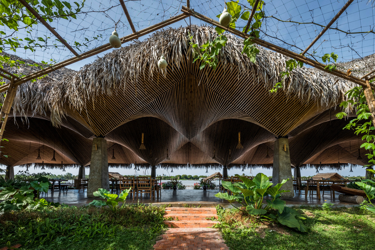 Mái nhà được lợp bằng lá dừa, những thứ rất quen thuộc của vùng đất này.