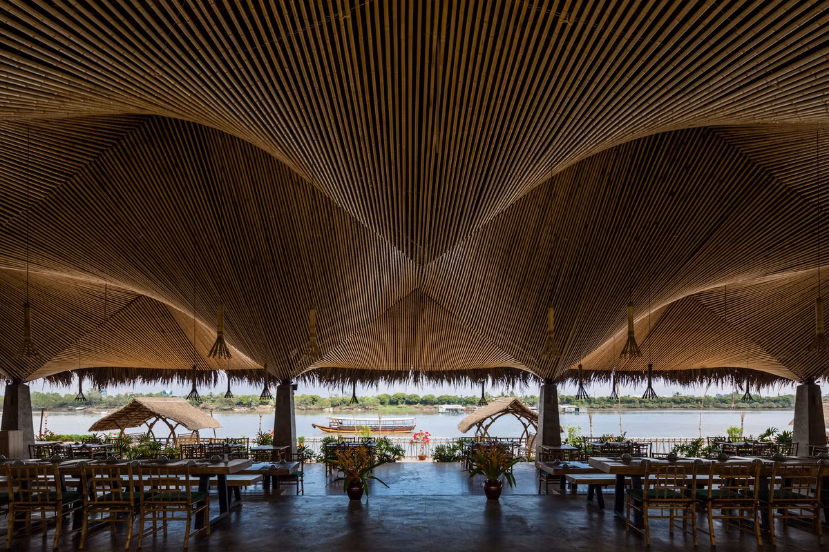 Từ nhà hàng, du khách có thể ngắm dòng sông Mekong thơ mộng.