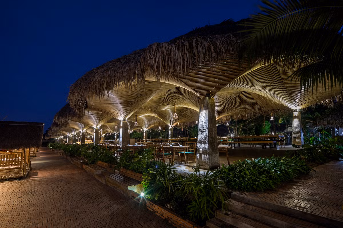 Bàn ăn biệt lập dọc sông được thiết kế như những chiếc xích đu, mang lại cảm giác bồng bềnh trên mặt nước.