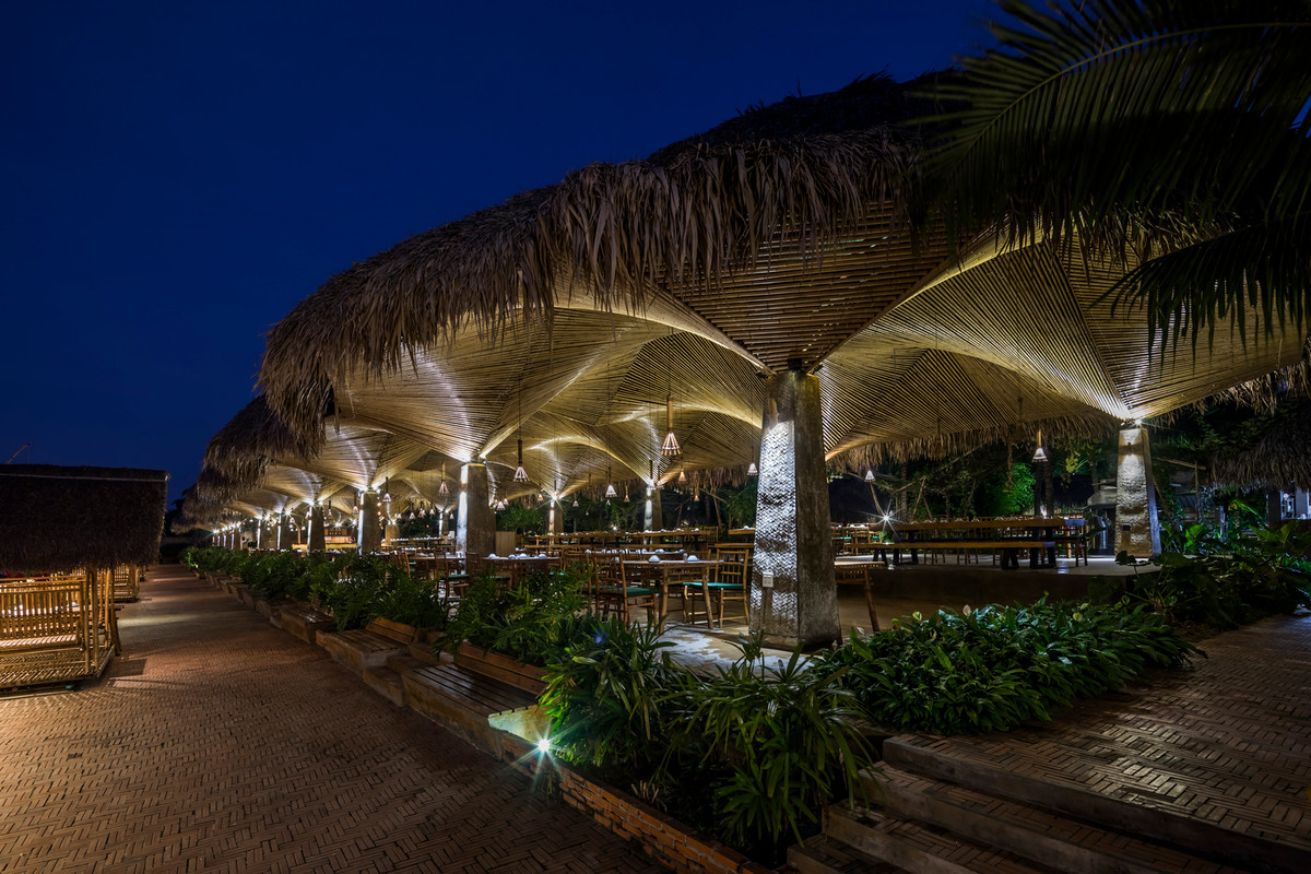 Bàn ăn biệt lập dọc sông được thiết kế như những chiếc xích đu, mang lại cảm giác bồng bềnh trên mặt nước.