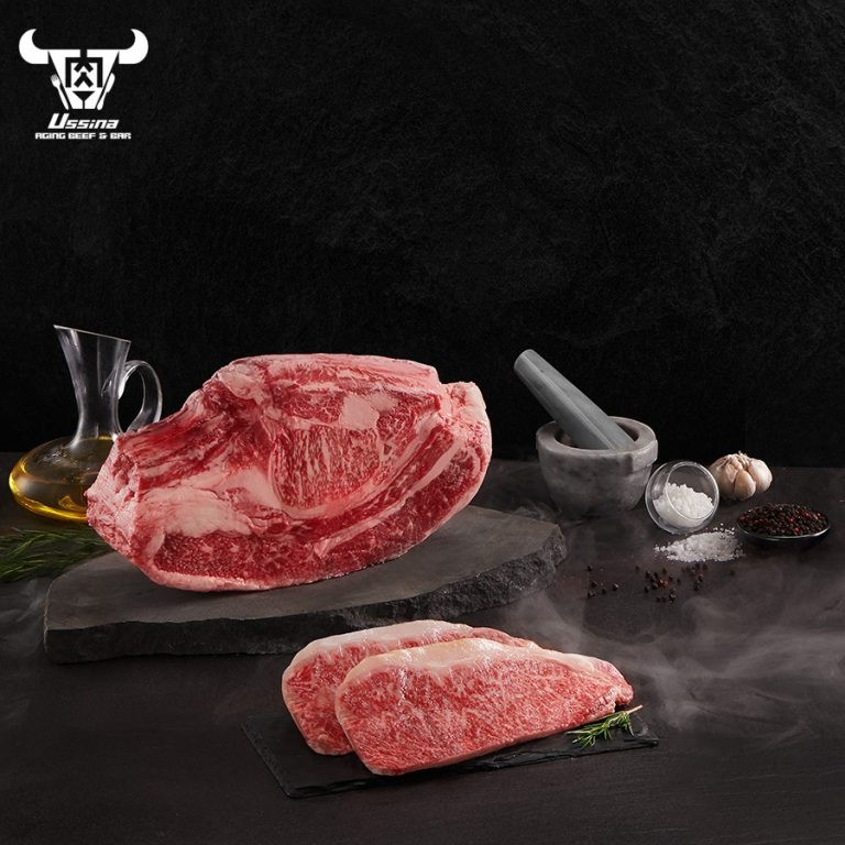Thịt bò Wagyu nổi tiếng là loại thịt bò cao cấp nhất trên thế giới. Đặc trưng của thịt bò Wagyu là sự xen kẽ và phân bố đồng đều của những vân mỡ trắng trên sớ thịt đỏ. Ảnh: Ussinavietnam
