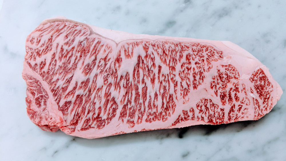 Thịt bò wagyu nổi tiếng vì có giá cực kỳ đắt đỏ, với giá bán có thể lên tới 400 USD/kg (hơn 9 triệu đồng/kg). Ngoài ra, mỗi con bò wagyu trưởng thành cũng được bán với giá hơn 30.000 USD. Ảnh: Robb Report