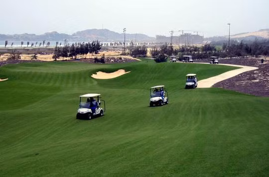 “Dai gia” Binh Dinh thanh F1 khi di choi golf giua mua dich la ai?