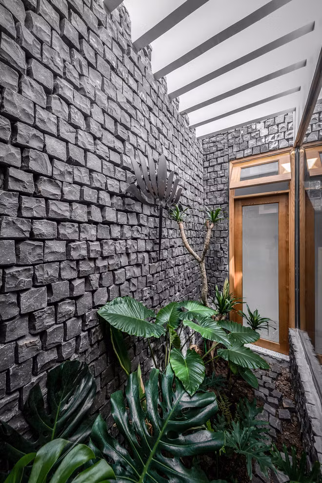 Giếng trời giúp lưu thông không khí trong nhà, tăng lượng ánh sáng và gió tự nhiên.