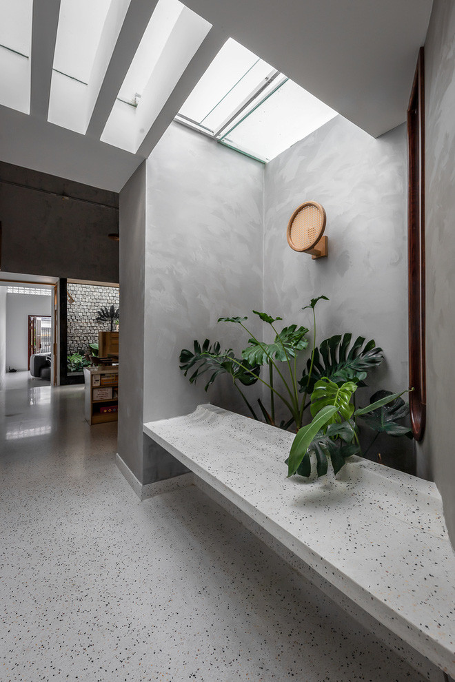 Để khắc phục những hạn chế này, ngôi nhà được xây dựng với 3 giếng trời.