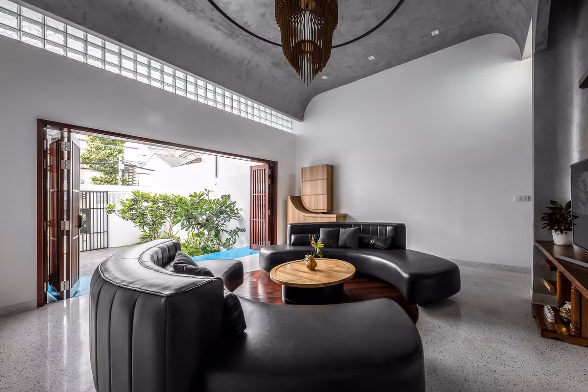 Nhà được chia thành nhiều khối với chiều cao khác nhau nhằm tránh sự lặp lại một không gian quá dài.