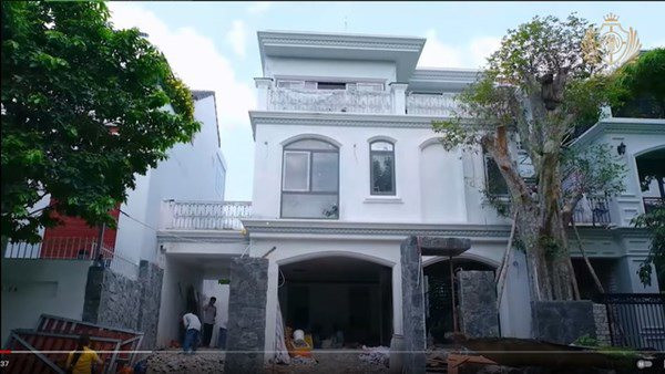 Minh Nhựa cho biết, nhà mới sẽ được xây giống hệt nhà cũ do quy định về xây dựng trong khu vực. Nhà có bề ngang 11m, sâu 18m.