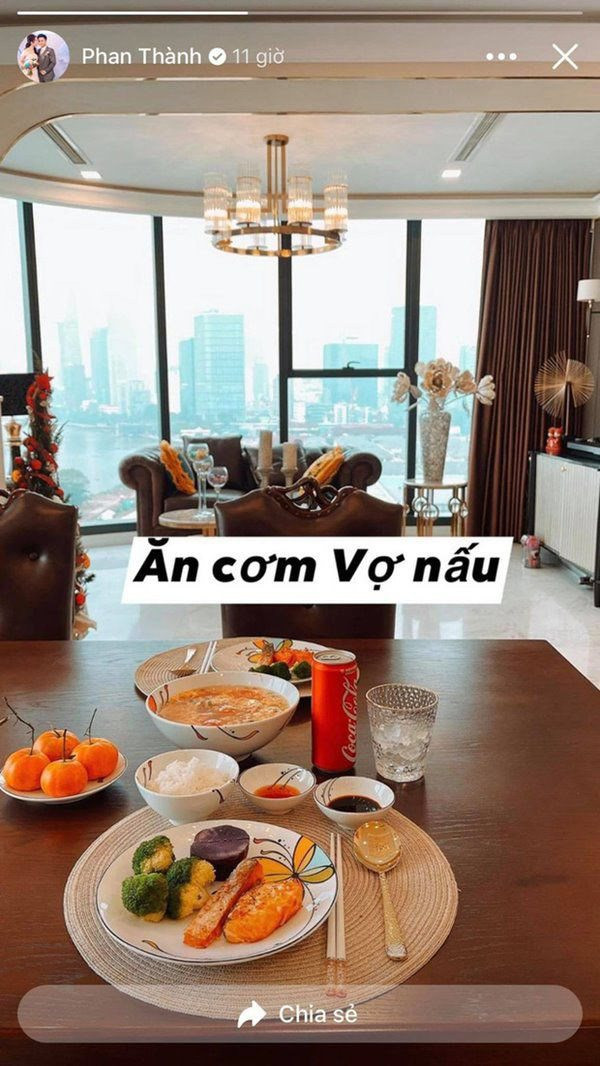 Sau khi lấy vợ, thiếu gia Phan Thành sống trong căn hộ cao cấp với tông màu nâu - vàng chủ đạo.