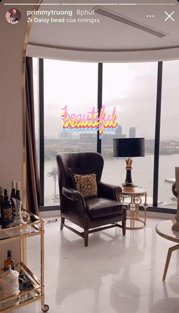 Căn hộ thiết kế hiện đại, có view rộng lớn nhìn ra thành phố.