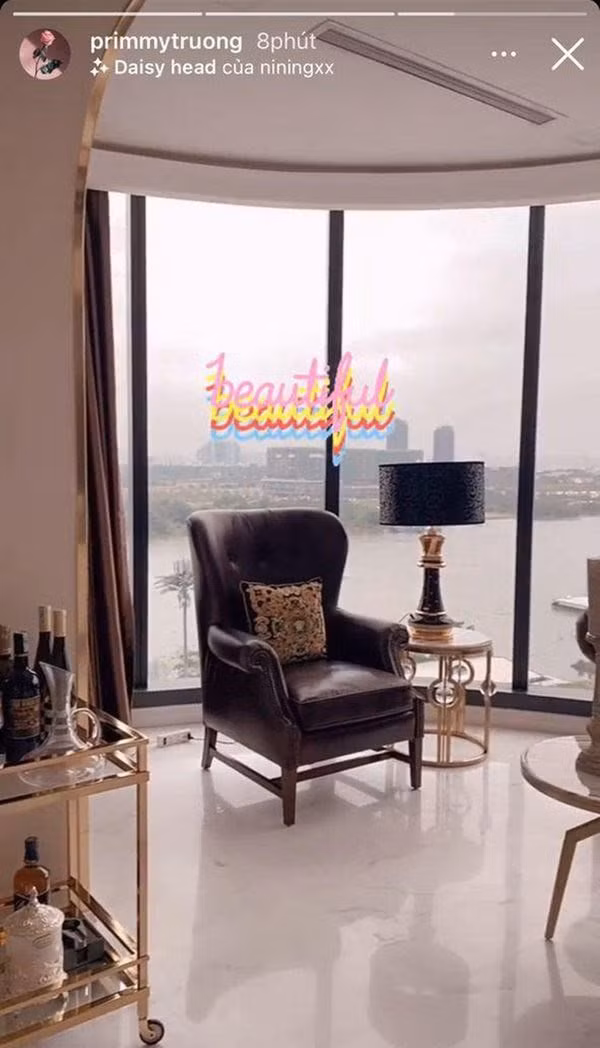 Căn hộ thiết kế hiện đại, có view rộng lớn nhìn ra thành phố.