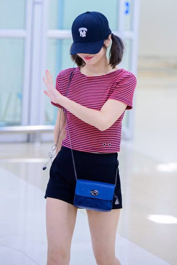 4 kieu ao phong sao Han “sung ai”, o nha mac mat ra pho sanh dieu-Hinh-3