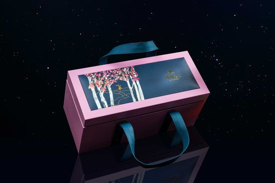 Năm nay, Hilton Hanoi Opera đem đến dòng sản phẩm Premium Handbag (Limited Handbag) gồm ba bánh trung thu cùng rượu vang hoặc whisky, giá từ 2 triệu đồng/hộp. Ảnh: Hilton Hanoi Opera