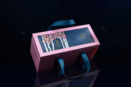 Năm nay, Hilton Hanoi Opera đem đến dòng sản phẩm Premium Handbag (Limited Handbag) gồm ba bánh trung thu cùng rượu vang hoặc whisky, giá từ 2 triệu đồng/hộp. Ảnh: Hilton Hanoi Opera